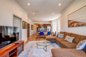 Spacious 5-BR Apt next to transit Free Parking